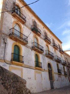 En la imagen, la fachada de la calle Sant Carles que el Ayuntamiento de Vila rehabilitará. 