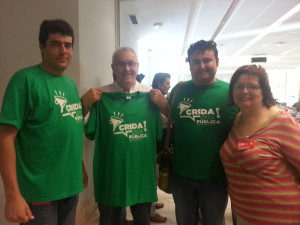 El Coordinador d’IU federal, Cayo Lara, a fet el gest de fotografiar-se amb la camiseta verda, símbol de la lluita al costat de Manel Carmona, coordinador d’EUIB, i Artur Parrón, representant de les Pitiüses en aquest òrgan.