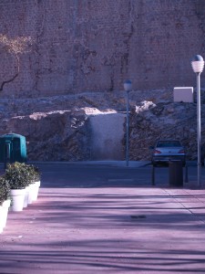 En la fotografía, el acceso al ascensor, situado junto a la plaza del Parque. 