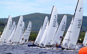 Los treinta barcos en competición se hicieron a la mar a las 13.20 horas para disputar dos mangas. Fotos: Pep Portas