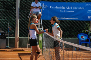 Paula Arias, a la derecha, felicita a la ganadora infantil, Marina Bassols.