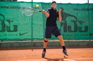 Álex Davidovich, jugador malagueño de madre rusa y padre sueco, golpea la pelota.