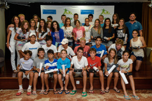 Una fotografía de grupo de los 34 participantes en las categorías alevín e infantil masculina y femenina.