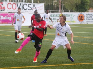 El gol en propia puerta de Armando decidió el derbi entre la Peña y el Formentera en el minuto 77. Fotos: V. R.