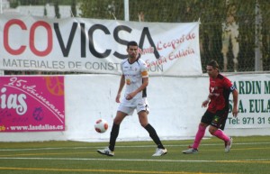 Borja Pando aguanta el balón ante la presencia de Diego Romero en derbi de la pasada jornada.