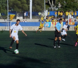 Pando controla el balón en una acción del partido de Copa frente al Sant Andreu.