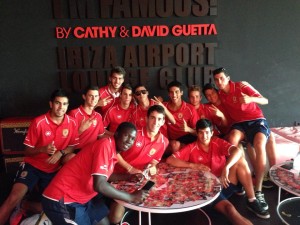 Los jugadores del Portmany juvenil esperan en el aeropuerto de Ibiza. Foto: Fútbol Pitiuso