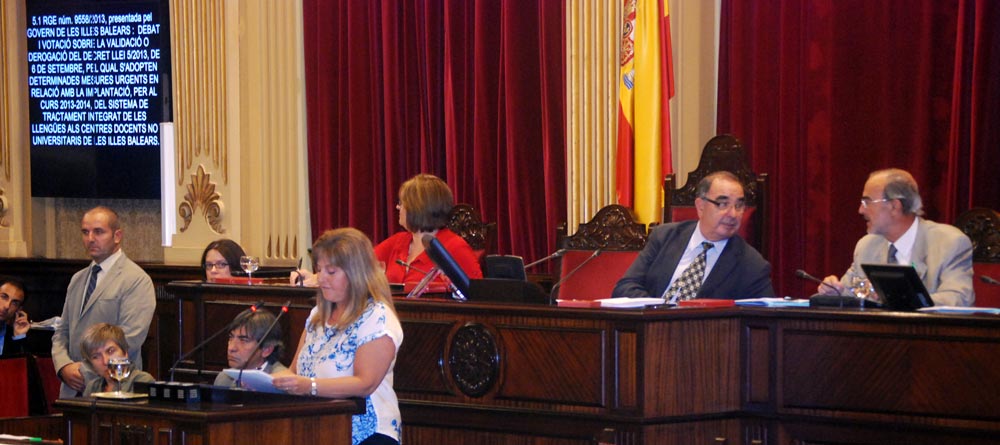 La consellera d'Educació Joana Maria Camps, durant la seva intervenció. Foto: Parlament Balear.