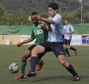 Turé, jugador del Sant Jordi juvenil, en un partido de la pasada temporada ante La Salle.