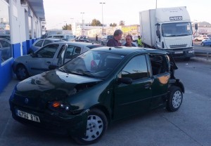 En primer término, uno de los coches embestidos por el camión Iveco que se ve detrás del turismo