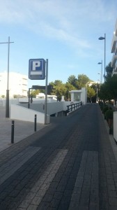 Imatge de l'entrada de l'aparcament de Santa Eulària. 