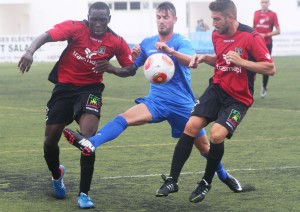 Armando y José Carlos Moreno pugnan por el balón con un jugador del Ferriolense. Foto: V. R.