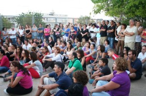 Una imagen de la asamblea, que se ha realizado en el patio del colegio de Can Cantó. Foto: C.V.