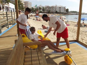 Les cadires amfíbies faciliten que tothom pugui donar-se un bany al mar sense cap tipus de barreres. 