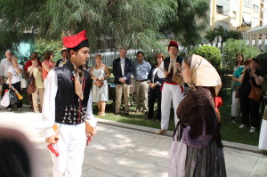 A la recepció se’ls ha convidat a degustar productes típics de l’illa com les orelletes o els bunyols mentre gaudien d’una mostra de ball pagès.