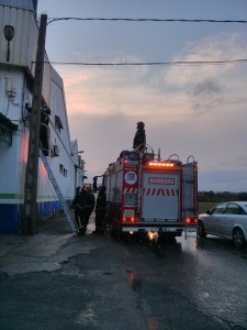 En la imagen, los Bomberos actuando a la espera del personal de Gesa. Foto: Marina Ribas