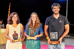 Dos de las premiadas posan junto al palista del Club Nàutic Sant Antoni.