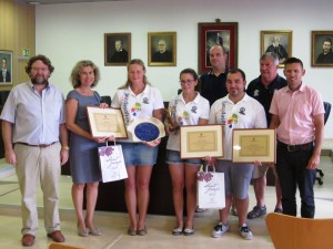 Magali Foulon e Isabel Colomar fueron recibidas hoy en el Ayuntamiento de Sant Josep en un acto al que sólo faltó Miriam Alarcón.