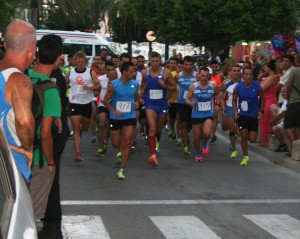 Medio centenar de atletas participaron en la prueba absoluta masculina, que ganó Añibarro (dorsal 917).