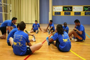 Los jugadores estiran momentos antes de iniciar la primera sesión de trabajo en es Viver.