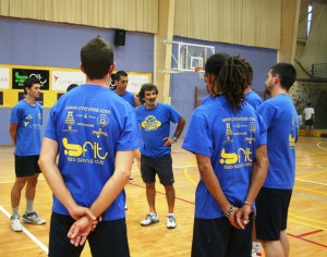 Toni Corona da las primeras instrucciones a los jugadores del conjunto ibicenco.