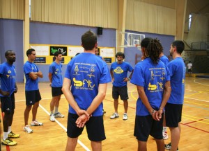 Toni Corona da instrucciones a sus jugadores en el primer entrenamiento de pretemporada.