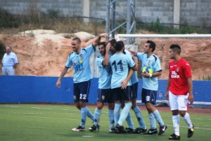 Los jugadores del Portmany celebran el tercer gol conseguido por el defensa Dani.