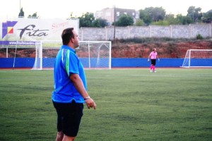 Iván Córdoba, entrenador del Rapid, da instrucciones a sus jugadores desde la banda.