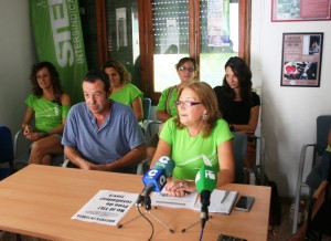 Neus Llaneras y Juanjo, durante la rueda de prensa de una delegación de profesores concertados.