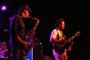 Lucas Reyes al saxofón y  Benito Soler a la guitarra y voz, durante el concierto de La Mala Hierba.