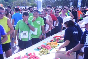 Los atletas reponen fuerzas tras completar la prueba de 10 kilómetros.