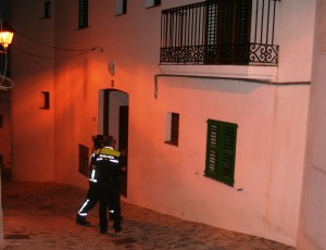 Un policía y un bombero, en la Calle Sant Lluís donde se ha detectado el humo