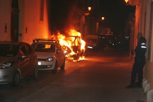 El coche es devorado por las llamas sin que nadie pueda hacer nada para detenerlo