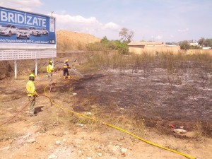 Los efectivos del Cuerpo de Bomberos y del Ibanat han refrescado la zona antes de abandonarla. Foto: V. Ribas