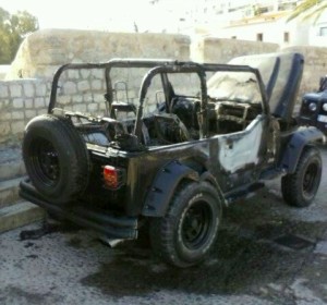 El jeep calcinado esta mañana en Dalt Vila. Fotos: Nou Diari.