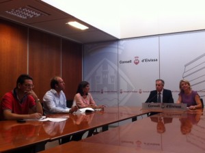 Vicent Serra durant la roda de premsa d'avui, acompanyat de la consellera d'administracions públiques Núria Riera. Foto: D.V.