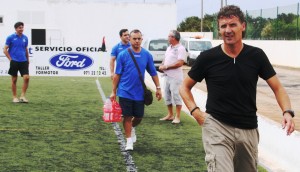 En primer témino, Luis Elcacho en el campo de Sant Francesc antes del encuentro contra el Ferriolense.