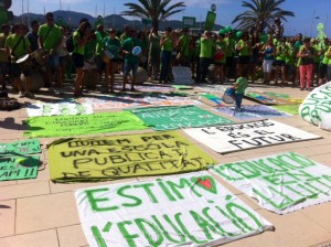 Carteles reivindicativos en una concentración de docentes en huelga.