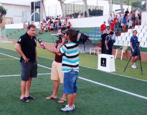 Mario Ormaechea atiende a los periodistas de la televisión autonómica IB3 tras un encuentro de LIga