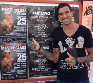 Josef Ajram posa junto a los carteles que anuncian su mastercalls este miércoles en Ushuaïa Ibiza Beach Hotel.