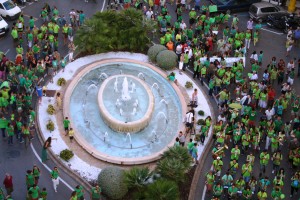 La manifestación, a su paso por la fuente de Isidor Macabich