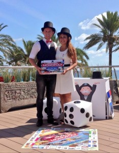 Dos magnates de pega, tocados con la característica chistera, han servido para la puesta de largo de este juego en el hotel Ushuaïa, al que el Monopoly Ibiza ha dedicado una casilla del tablero. Foto: Winning Moves