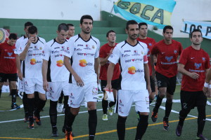 Los dos equipos saltan al terreno de juego minutos antes del inicio del derbi de la pasada temporada. Foto: Fútbol Pitiuso