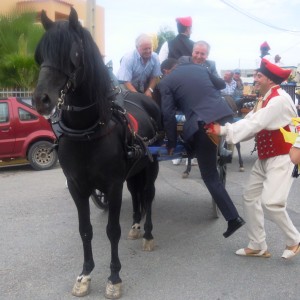 El alcalde de Santa Eulària trata de subir al carro ayudado por el presidente del Consell y un 'ballador'. Foto: JMPV