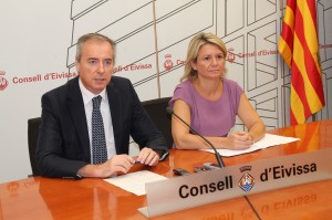 Imatge de la roda de premsa amb el president del Consell d'Eivissa, Vicent Serra, i la consellera d'Administracions Públiques, Núria Riera. Foto: Consell Insular d'Eivissa.