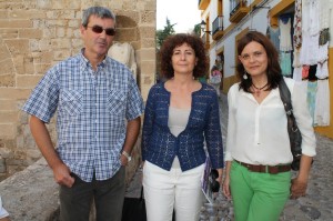 El poeta Bartomeu Ribes, la consellera de Cultura i Educació Pepita Costa, i l'actriu Neus Torres. Foto: Consell Insular d'Eivissa.