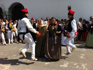 Actuació de sa Colla d'Aubarca, en un moment de levitació.