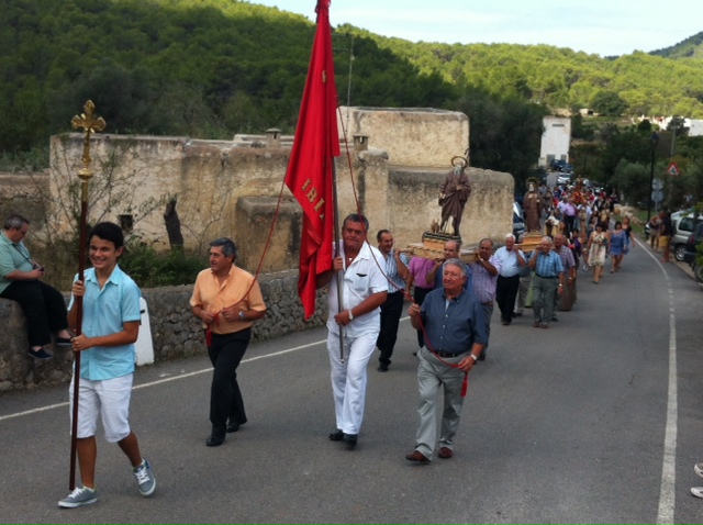 La processó retorna a la parròquia després d'envoltar el nucli urbà de Sant Mateu. Fotos: D.V.