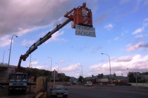 Escandell, colgado de la grúa durante la broma que le han gastado sus colegas. Foto: V. R.