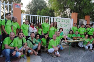 Los profesores en huelga de Quartó de Portmany posan delante del centro educativo. Foto: D.V.